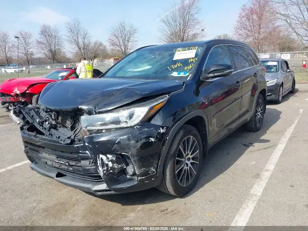 5TDJZRFH9JS551134 2018 TOYOTA HIGHLANDER - Image 2