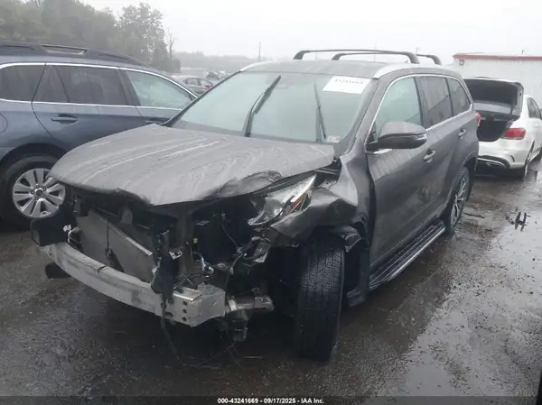 5TDJZRFH9JS553627 2018 TOYOTA HIGHLANDER - Image 2