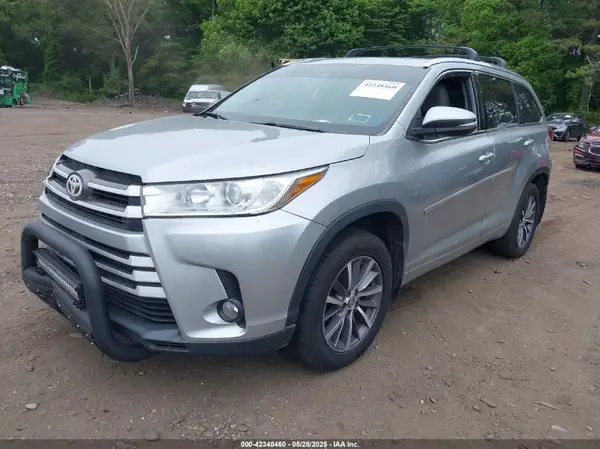 5TDJZRFH9JS554891 2018 TOYOTA HIGHLANDER - Image 2