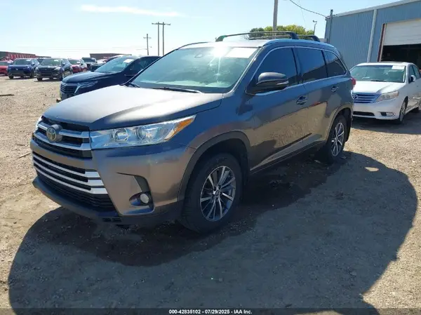 5TDJZRFH9JS555040 2018 TOYOTA HIGHLANDER - Image 2