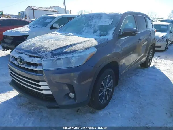 5TDJZRFH9JS557287 2018 TOYOTA HIGHLANDER - Image 2