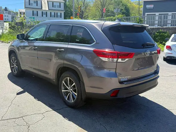 5TDJZRFH9JS558004 2018 TOYOTA HIGHLANDER - Image 2