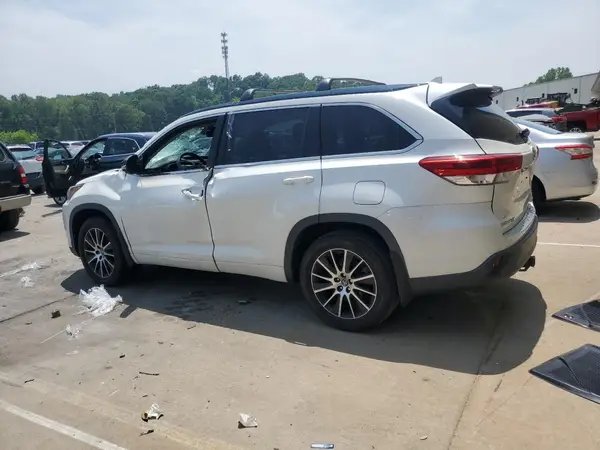 5TDJZRFH9JS559055 2018 TOYOTA HIGHLANDER - Image 2
