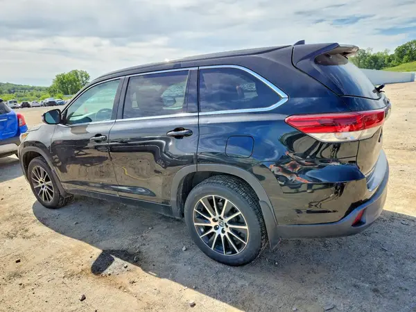 5TDJZRFH9JS560027 2018 TOYOTA HIGHLANDER - Image 2
