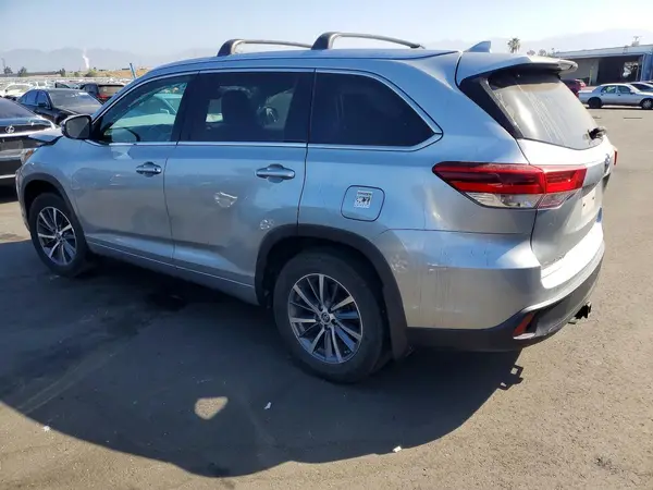 5TDJZRFH9JS560643 2018 TOYOTA HIGHLANDER - Image 2