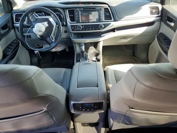 5TDJZRFH9JS560643 2018 TOYOTA HIGHLANDER - Image 8