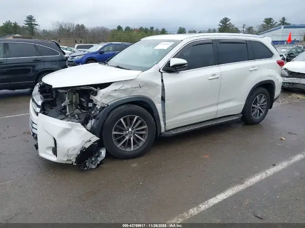 5TDJZRFH9JS561503 2018 TOYOTA HIGHLANDER - Image 2