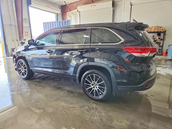5TDJZRFH9JS800371 2018 TOYOTA HIGHLANDER - Image 2