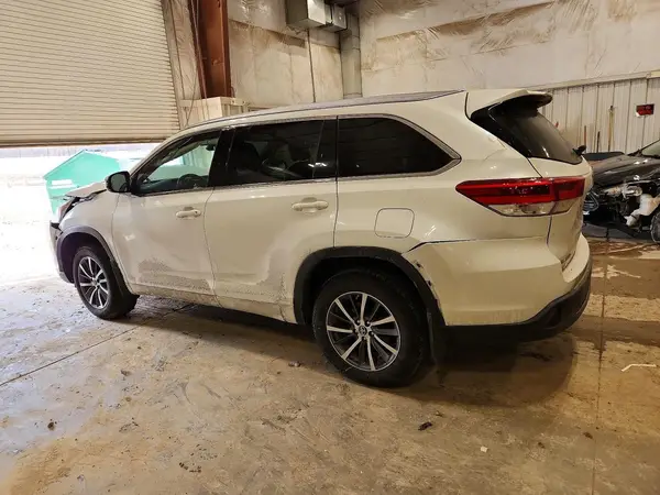 5TDJZRFH9JS803349 2018 TOYOTA HIGHLANDER - Image 2