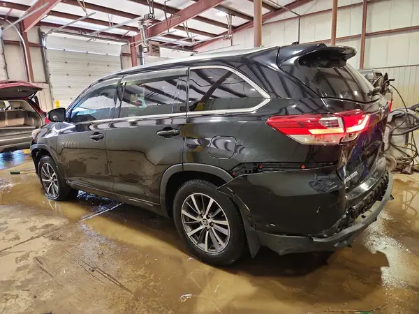 5TDJZRFH9JS803769 2018 TOYOTA HIGHLANDER - Image 2