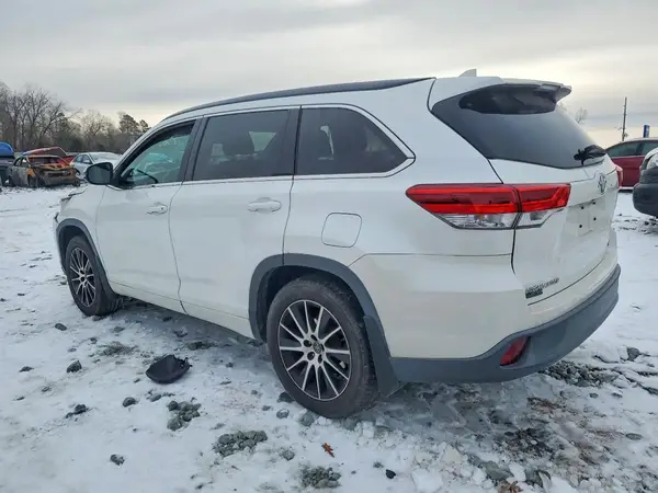 5TDJZRFH9JS808373 2018 TOYOTA HIGHLANDER - Image 2