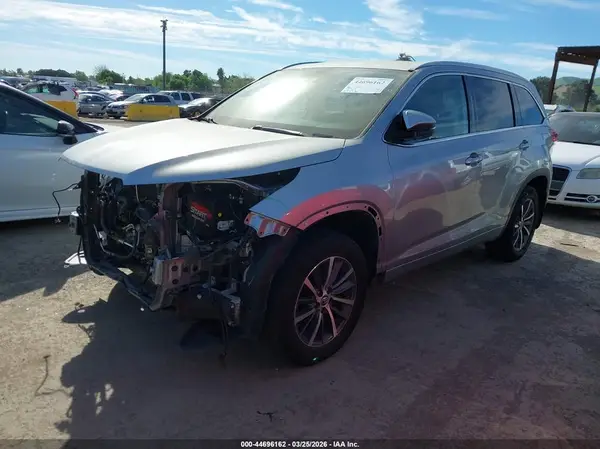 5TDJZRFH9JS810947 2018 TOYOTA HIGHLANDER - Image 2