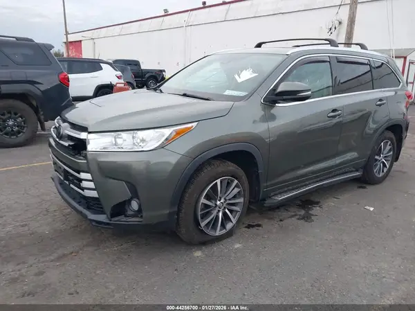 5TDJZRFH9JS811094 2018 TOYOTA HIGHLANDER - Image 2