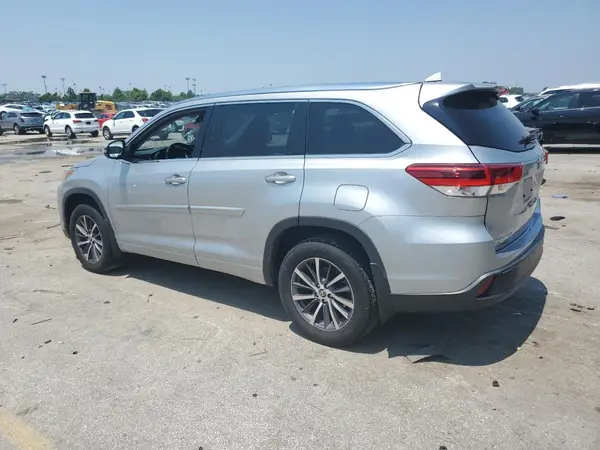 5TDJZRFH9JS814769 2018 TOYOTA HIGHLANDER - Image 2
