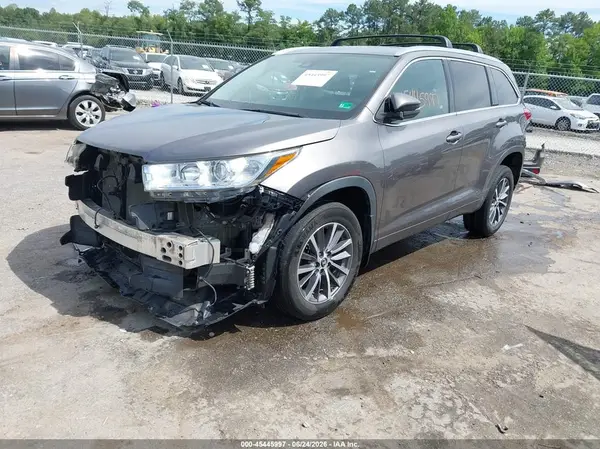 5TDJZRFH9JS818725 2018 TOYOTA HIGHLANDER - Image 2