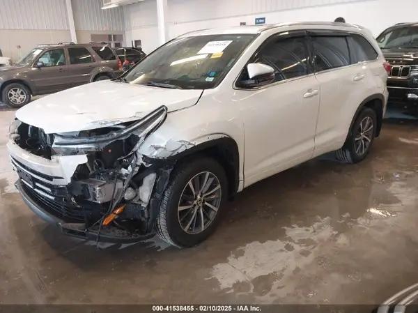 5TDJZRFH9JS819308 2018 TOYOTA HIGHLANDER - Image 2