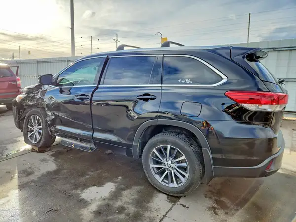 5TDJZRFH9JS820927 2018 TOYOTA HIGHLANDER - Image 2