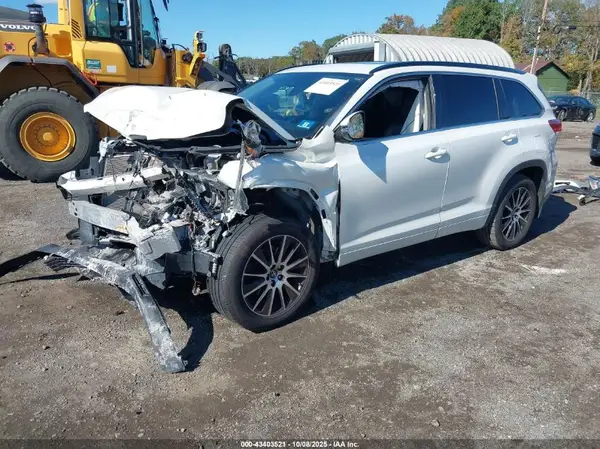 5TDJZRFH9JS822113 2018 TOYOTA HIGHLANDER - Image 2