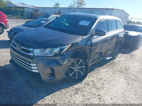 5TDJZRFH9JS836903 2018 TOYOTA HIGHLANDER - Image 2