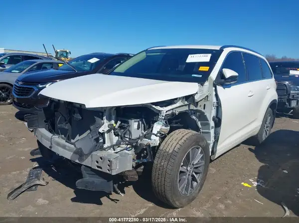 5TDJZRFH9JS838229 2018 TOYOTA HIGHLANDER - Image 2
