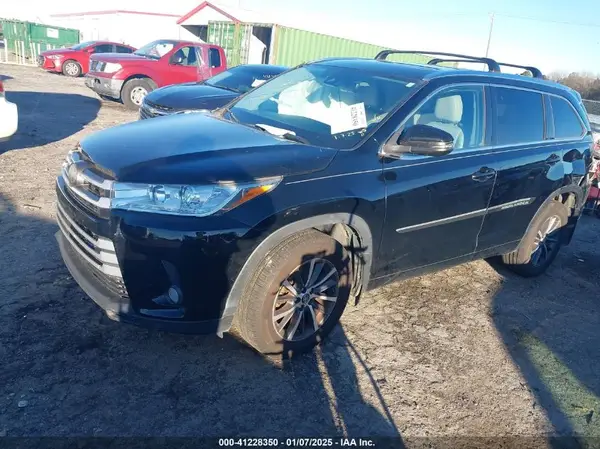 5TDJZRFH9JS856035 2018 TOYOTA HIGHLANDER - Image 2