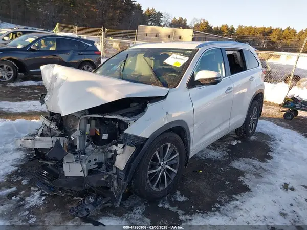 5TDJZRFH9JS862918 2018 TOYOTA HIGHLANDER - Image 2