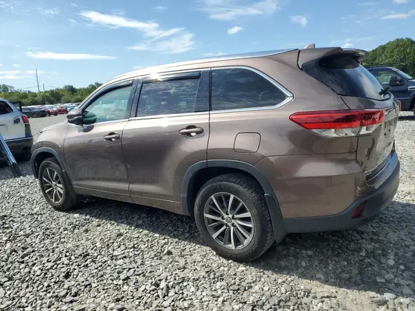 5TDJZRFH9JS865057 2018 TOYOTA HIGHLANDER - Image 2