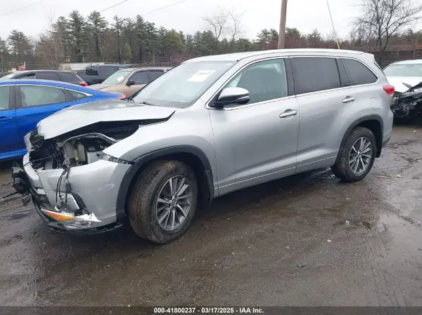 5TDJZRFH9JS865673 2018 TOYOTA HIGHLANDER - Image 2