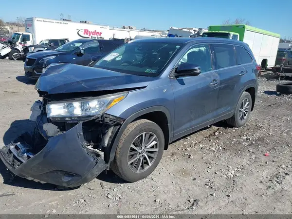 5TDJZRFH9JS866631 2018 TOYOTA HIGHLANDER - Image 2