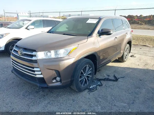 5TDJZRFH9JS870730 2018 TOYOTA HIGHLANDER - Image 2