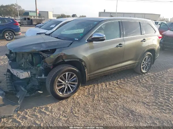 5TDJZRFH9JS877645 2018 TOYOTA HIGHLANDER - Image 2