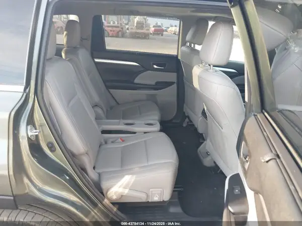 5TDJZRFH9JS877645 2018 TOYOTA HIGHLANDER - Image 8