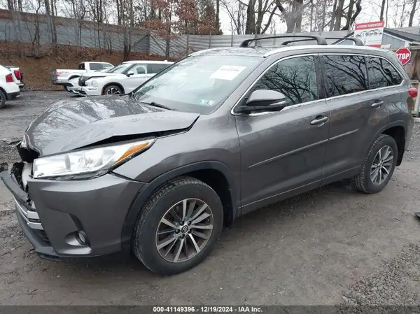 5TDJZRFH9JS877919 2018 TOYOTA HIGHLANDER - Image 2