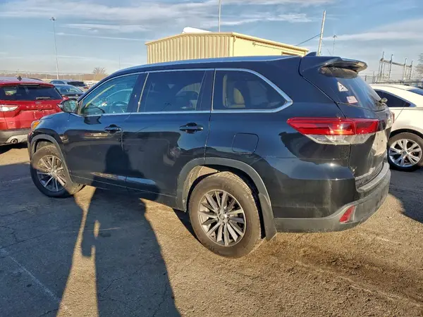 5TDJZRFH9JS889925 2018 TOYOTA HIGHLANDER - Image 2