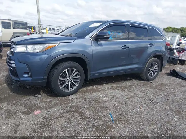 5TDJZRFH9JS892033 2018 TOYOTA HIGHLANDER - Image 2