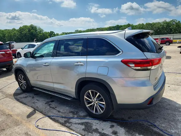 5TDJZRFH9JS897779 2018 TOYOTA HIGHLANDER - Image 2