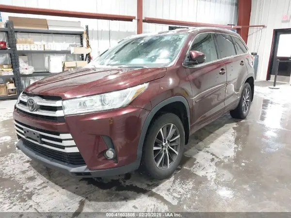 5TDJZRFH9JS898172 2018 TOYOTA HIGHLANDER - Image 2