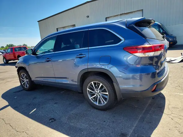 5TDJZRFH9JS898267 2018 TOYOTA HIGHLANDER - Image 2