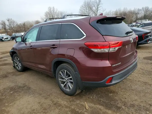 5TDJZRFH9JS898317 2018 TOYOTA HIGHLANDER - Image 2