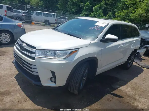 5TDJZRFH9JS902303 2018 TOYOTA HIGHLANDER - Image 2