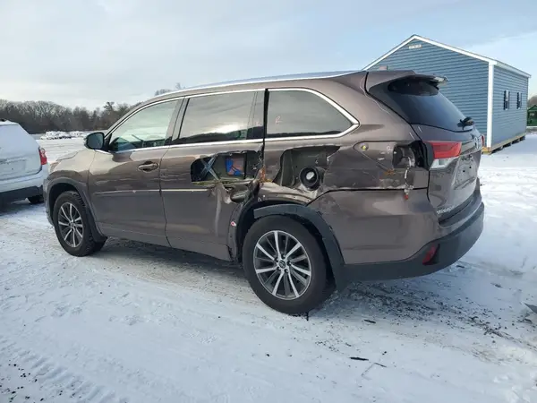 5TDJZRFH9JS903130 2018 TOYOTA HIGHLANDER - Image 2