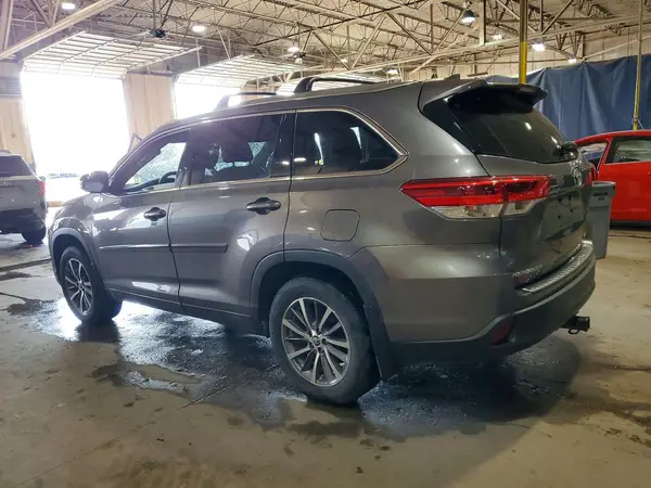 5TDJZRFH9JS905914 2018 TOYOTA HIGHLANDER - Image 2