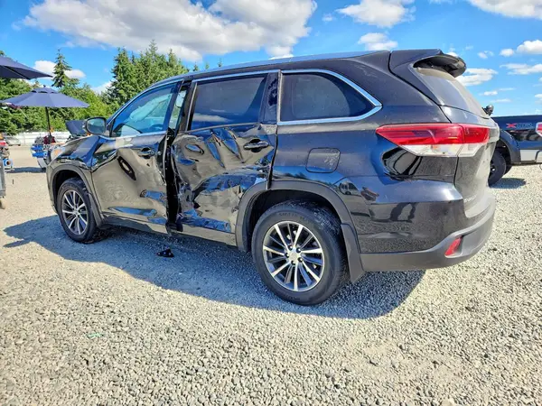 5TDJZRFH9JS905993 2018 TOYOTA HIGHLANDER - Image 2
