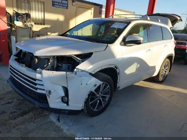 5TDJZRFH9JS906934 2018 TOYOTA HIGHLANDER - Image 2