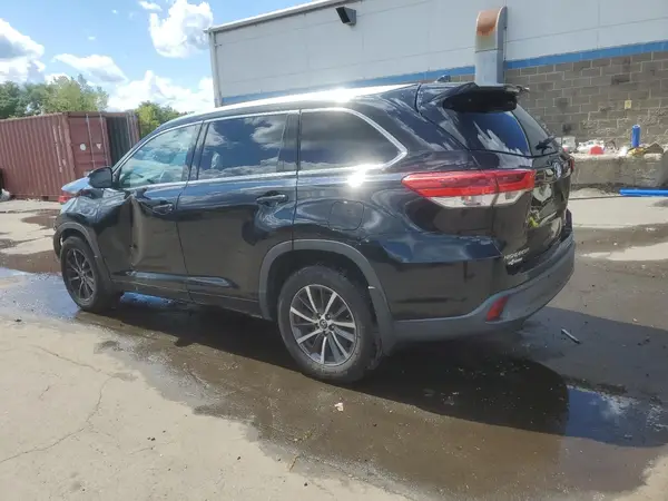 5TDJZRFH9JS915195 2018 TOYOTA HIGHLANDER - Image 2