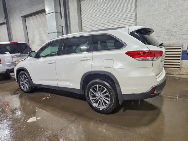 5TDJZRFH9KS568677 2019 TOYOTA HIGHLANDER - Image 2