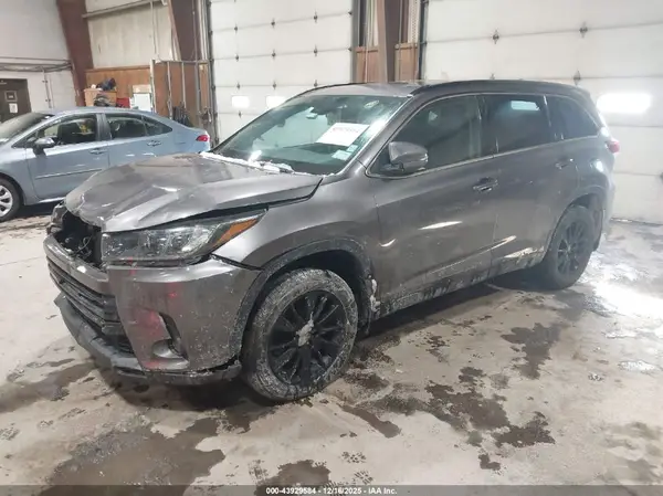 5TDJZRFH9KS570350 2019 TOYOTA HIGHLANDER - Image 2