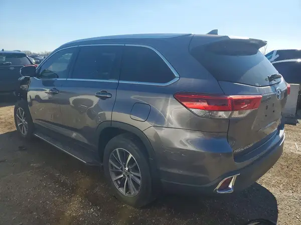 5TDJZRFH9KS580697 2019 TOYOTA HIGHLANDER - Image 2