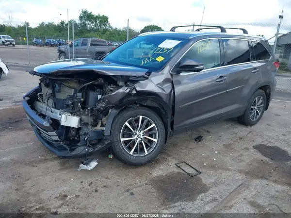 5TDJZRFH9KS581378 2019 TOYOTA HIGHLANDER - Image 2