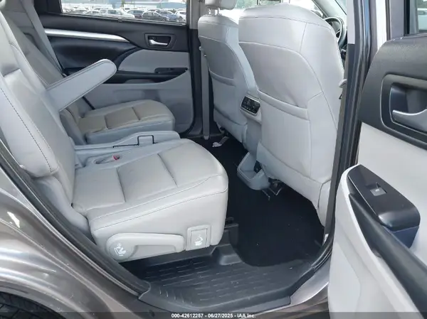 5TDJZRFH9KS581378 2019 TOYOTA HIGHLANDER - Image 8
